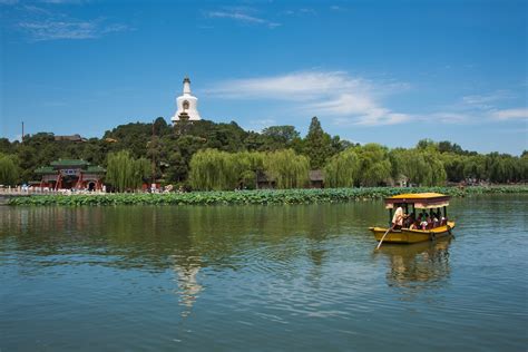 Il Parco di Beihai: Un'Oasi di Tranquillità nel Cuore della Città!