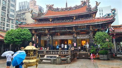 Il Tempio di Longshan: Una Splendida Oasi di Tranquillità nella Frenetica Suizhou!