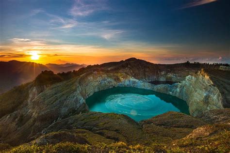 La Montagna di Kelimutu: Uno Spettacolo di Tre Laghi Misteriosi!