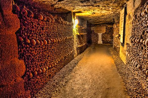  Les Catacombes di Parigi: Un viaggio sotterraneo nella storia e nell'enigma!