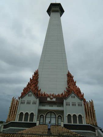 Monumen Mandala! Un viaggio tra storia e simbolismo indonesiano a Yogyakarta