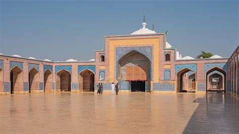 Shah Jahan Masjid - Una perla Mughal di bellezza architettonica mozzafiato e storia vibrante!