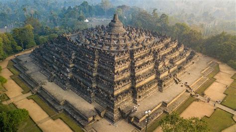 Candi Borobudur: Un Antico Complesso Monumentale e Un Esempio Sublime di Architettura Buddhista!