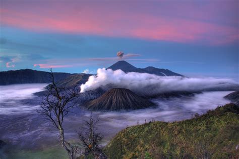  Gunung Bromo: Una Montagna Maestosa che Tollerante il Fumo