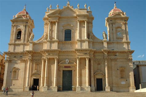  Il Duomo di Noto: Un Tesoro Barocco e una Festa per gli Occhi!