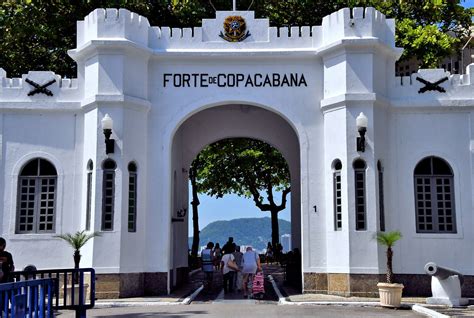 Il Forte de Copacabana: Una Sentinella Storica con Vista mozzafiato!