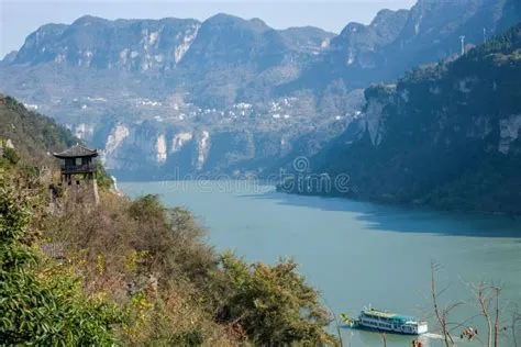 Il Lago Cheng Jiang: Uno specchio d'acqua scintillante con viste mozzafiato sul panorama circostante!