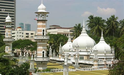 Il Masjid Jamek: Un capolavoro architettonico con un'aura di serenità mistica!