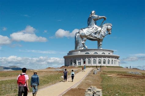 Il Mausoleo di Genghis Khan: Un Omaggio Storico e Misterioso nell'Anima della Mongolia Interna!