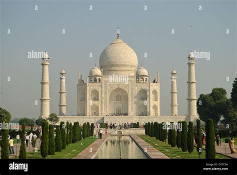 Il Mausoleo di Taj Mahal: Una Sinistra Sinfonia d'Amore e Marmo!