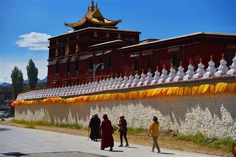  Il Monastero di  Samye: Un Rifugio di Pace e Storia nella Valle del Yarlung Tsangpo!