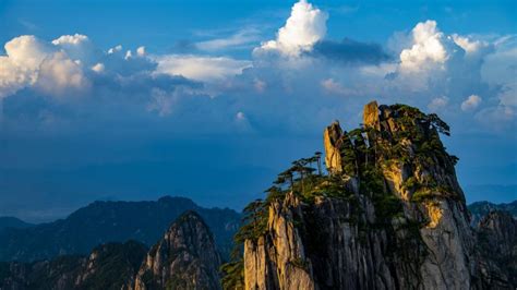 Il Monte Huangshan: Un gioiello di granito e panorami mozzafiato!