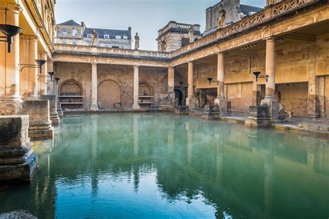  Il Roman Baths di Bath: Un Tufo Termale e Storico nel Cuore dell'Inghilterra!