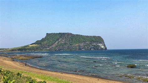  Il Seongsan Ilchulbong Peak: Un cratere vulcanico con vista panoramica mozzafiato