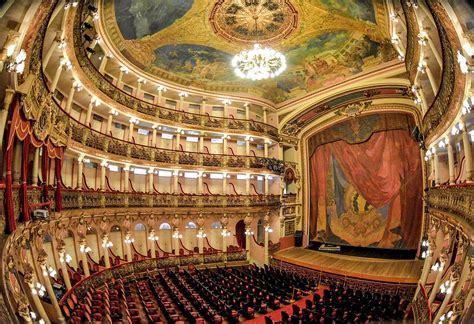  Il Teatro Amazonas: Un gioiello architettonico nel cuore pulsante della foresta!