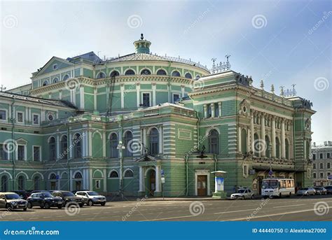  Il Teatro Mariinski: Un capolavoro architettonico immerso nella storia imperiale di San Pietroburgo!