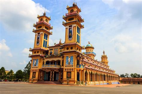  Il Tempio Cao Dai di Tay Ninh: Un mix esplosivo di religioni e architettura!