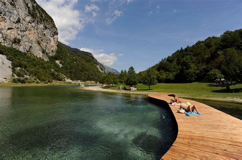  Il Tempio del Lago Blu: Un Oasi di Pace e Spiritualità Incantevole!