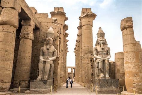 Il Tempio di Luxor: Un Sogno Antico Incastonato nella Città dei Faraoni!