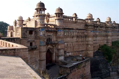   La Majestic Fortezza di Gwalior: Un capolavoro architettonico e un tesoro storico!