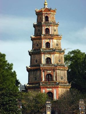 La Pagoda di Thien Mu: Un Maestoso Esempio di Architettura Vietnamita!