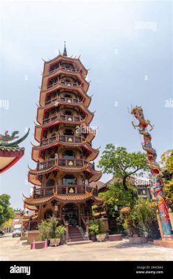  La Pagoda del Tempio de Mahayana: Un Vero Tesoro Architettonico Tibetano!