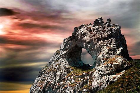 La Porta della Montagna dei Cinque Santi: Un Portale Storico verso la Natura e la Spiritualità!