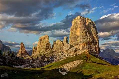 Le Cinque Antiche Montagne: Un panorama mozzafiato e un'esperienza spirituale unica!