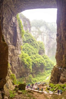   Le Grotte di Tiankeng: Un'Esperienza Geologica Straordinaria per Avventurosi Esploratori