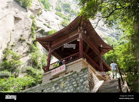 I Mausolei di Weinan: Un Viaggio attraverso la Storia Imperiale Cinese!