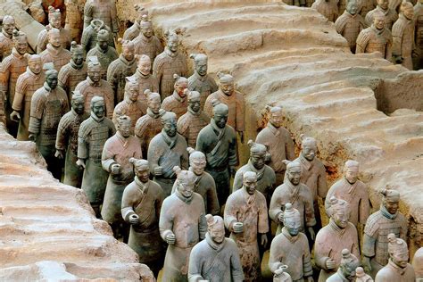 Il Mausoleo di Qin Shi Huang: Una Sinfonia di Pietra e Storia!