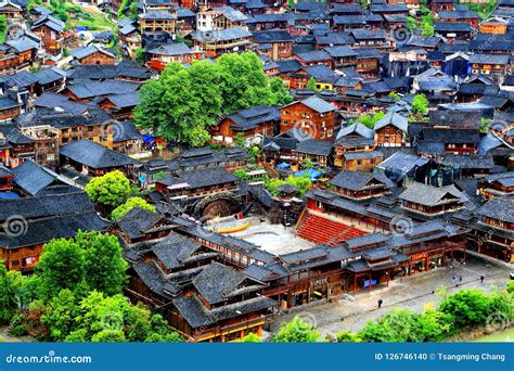 Il Villaggio Miao di Xijiang: Un'esplosione di cultura e colori ancestrali!